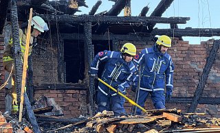 Vorsichtig hatten Einsatzkr&auml;fte des THW den Schutt abger&auml;umt. - Die Blaulichtfotografen
