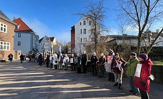 Die Mahnwache der „Omas gegen Rechts“ in der Nähe des Wochenmarkts. - Omas gegen Rechts