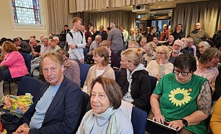 Das Bürgerhaus am Clara-Ernst-Platz war rappelvoll, das Interesse am Wahlausschuss und seiner Entscheidung groß. Am Ende stimmte dieser mit Mehrheit dafür, Uwe Detert (AfD) nicht als Bürgermeister-Kandidat zuzulassen. - Astrid Sewing