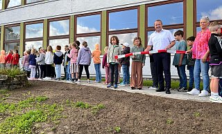 Im Sommer haben die Schüler der Grundschule in Bavenhausen gemeinsam mit Schulleiterin Sabine Arning und Bürgermeister Mario Hecker einen neuen Weg freigegeben. - Archivfoto: Grundschule Bavenhausen Im Sommer haben die Schüler der Grundschule in Bavenhausen gemeinsam mit Schulleiterin Sabine Arning und Bürgermeister Mario Hecker einen neuen Weg freigegeben. - Archivfoto: Grundschule Bavenhausen