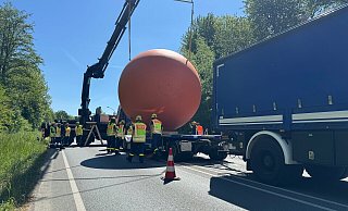 Gesichert: Die rote Kugel liegt im Mai auf einem Tieflader des THW. In der Nacht rollte sie &uuml;ber den Nordring. Jetzt wurde ein neuer Standort gefunden. - Stadt Detmold