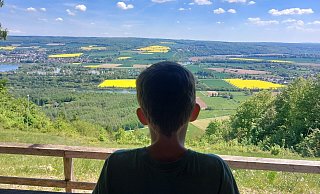 Von der Brunsberghütte genießt man einen weiten Blick über die Godelheimer Seenlandschaft und die Weser bis hinüber zum Solling. - Michaela Weiße Von der Brunsberghütte genießt man einen weiten Blick über die Godelheimer Seenlandschaft und die Weser bis hinüber zum Solling. - Michaela Weiße