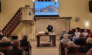 "Moin Stemmen": Geschäftsführer Thorsten Bausch stellte das Konzept von "Tante Enso" in der Schlosskirche Varenholz vor. - Vasco Stemmer