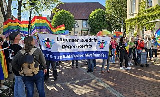 Bunt und lautstark kommentierte das "Lagenser Bündnis gegen Rechts" die Reden der AfD. Diese hatte zur Kundgebung eingeladen. Ihr Thema war der Krieg in der Ukraine. - Astrid Sewing