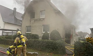 Beim Eintreffen der Feuerwehr quoll bereits dichter Qualm aus dem Haus. - Freitag TV Beim Eintreffen der Feuerwehr quoll bereits dichter Qualm aus dem Haus. - Freitag TV
