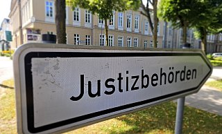 Das Landgericht Detmold hat sich l&auml;nger mit einem Fall in "Bonnie und Clyde"-Manier besch&auml;ftigen m&uuml;ssen. Jetzt kam es tats&auml;chlich zum Urteil. - Janet K&ouml;nig