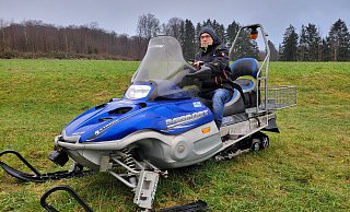Das Schneemobil ist zur Zeit das größte Sorgenkind der Wintersportfreunde und des Vereinsvorsitzenden Thomas Kuhlmann. - Vasco Stemmer Das Schneemobil ist zur Zeit das größte Sorgenkind der Wintersportfreunde und des Vereinsvorsitzenden Thomas Kuhlmann. - Vasco Stemmer