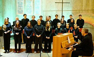 Gute Textverständlichkeit: Die Choristen unter Leitung von Michael Schmidt am Klavier erfreuen mit schwungvollen Weihnachtsliedern. - Thomas Krügler