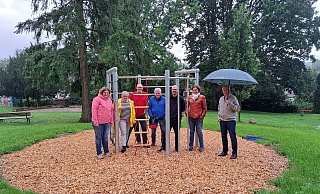 Die Spielgeräte stehen. Darüber freuen sich (von links) Dorothee Ewers (Vorstand Marketing Extertal), Elke Grabenhorst und Jürgen Tammoschath (Vorstand Heimat- und Verkehrsverein Bösingfeld), Hans Böhm (Projektgruppe Park mit Potenzial), Sebastian Fritzemeier (JuKulEx), Christine Ewers (Geschäftsstellenleiterin Marketing Extertal) und Bürgermeister Frank Meier. - Heimat- und Verkehrsverein Bösingfeld Die Spielgeräte stehen. Darüber freuen sich (von links) Dorothee Ewers (Vorstand Marketing Extertal), Elke Grabenhorst und Jürgen Tammoschath (Vorstand Heimat- und Verkehrsverein Bösingfeld), Hans Böhm (Projektgruppe Park mit Potenzial), Sebastian Fritzemeier (JuKulEx), Christine Ewers (Geschäftsstellenleiterin Marketing Extertal) und Bürgermeister Frank Meier. - Heimat- und Verkehrsverein Bösingfeld