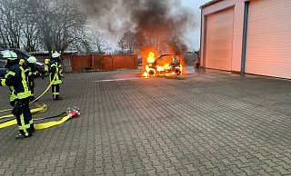Einsatzkräfte löschen das brennende Fahrzeug. - Freiwillige Feuerwehr Schieder-Schwalenberg