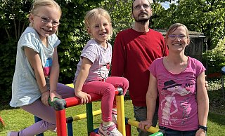Hoffen auf einen OGS-Platz: Mirjam und Christian Thiessen mit ihren Töchtern, der fünfjährigen Celine (links) und der dreijährigen Lenja, im heimischen Garten in Leopoldshöhe. Foto: Anna Lena Hinder - Anna Lena Hinder Hoffen auf einen OGS-Platz: Mirjam und Christian Thiessen mit ihren Töchtern, der fünfjährigen Celine (links) und der dreijährigen Lenja, im heimischen Garten in Leopoldshöhe. Foto: Anna Lena Hinder - Anna Lena Hinder
