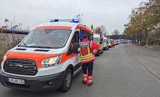 Einsatzeinheiten des Deutschen Roten Kreuzes Lippe fuhren im Verband zur Karla-Raveh-Gesamtschule in Lemgo. - Kreis Lippe