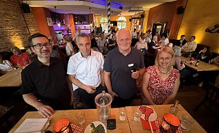 Lars Niermann (Radio Lippe, von links), Dirk Tolkemitt, Thomas Reineke und Kim Neef im voll besetzten "Lebenslang". - Sven Kienscherf Lars Niermann (Radio Lippe, von links), Dirk Tolkemitt, Thomas Reineke und Kim Neef im voll besetzten "Lebenslang". - Sven Kienscherf