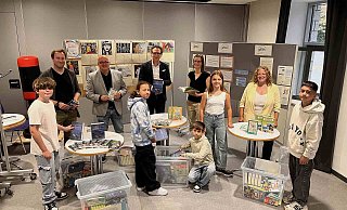 Die Schülervertretungen der sechsten Klassen freuen sich bei der Übergabe der Bücj´herkisten über Lesestoff. - Kreis Lippe Die Schülervertretungen der sechsten Klassen freuen sich bei der Übergabe der Bücj´herkisten über Lesestoff. - Kreis Lippe