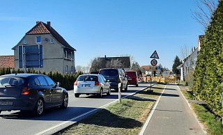 Die Ampelregelung führte zu langen Staus, erklärt das zuständige Bauunternehmen. Deshalb ist die B239 jetzt wieder einseitig gesperrt. - Lorraine Brinkmann