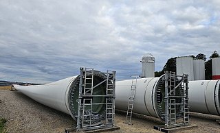 Diese Bauteile für Windräder sind an die Linderbrucher Straße in Extertal geliefert worden. - Astrid Sewing
