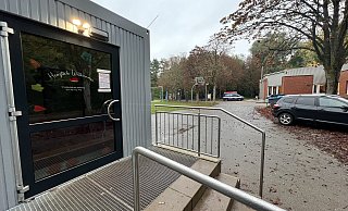 Zwischen den Grundschulcontainern und dem Jugendzentrum verläuft auch ein beliebter Wander- und Spazierweg. Darum bleiben jetzt beide Gebäude während der Schulzeit abgeschlossen. Schüler bekommen einen Schlüssel für den Gang zur Toilette. - Seda Hagemann Zwischen den Grundschulcontainern und dem Jugendzentrum verläuft auch ein beliebter Wander- und Spazierweg. Darum bleiben jetzt beide Gebäude während der Schulzeit abgeschlossen. Schüler bekommen einen Schlüssel für den Gang zur Toilette. - Seda Hagemann