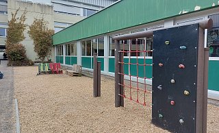 Bei der Umgestaltung des Schulhofs wird in diesem Jahr mit dem Innenhof begonnen. Das Klettergerüst wurde bereits dorthin umgesiedelt. Und auch Sitzgelegenheiten aus Paletten, die die Schüler selbst gebaut haben, haben dort schon einen Platz gefunden. - Michaela Weiße Bei der Umgestaltung des Schulhofs wird in diesem Jahr mit dem Innenhof begonnen. Das Klettergerüst wurde bereits dorthin umgesiedelt. Und auch Sitzgelegenheiten aus Paletten, die die Schüler selbst gebaut haben, haben dort schon einen Platz gefunden. - Michaela Weiße