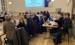 Der neue Stadtrat hat seine Pl&auml;tze eingenommen, die sich teils in zweiter Reihe befinden. - Cordula Gr&ouml;ne