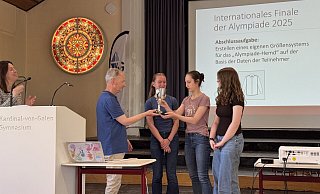 Den Pokal nehmen (von rechts) Anna Welling, Jule Wiechers und Hanna Toeberg entgegen. - Gymnasium Steinheim