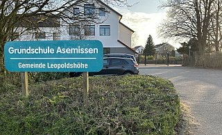 Eine Containeranlage auf dem Sportplatz der Grundschule Asemissen soll das Platzproblem lösen, bis der Neubau steht. Foto: Anna Lena Hinder - Anna Lena Hinder Eine Containeranlage auf dem Sportplatz der Grundschule Asemissen soll das Platzproblem lösen, bis der Neubau steht. Foto: Anna Lena Hinder - Anna Lena Hinder