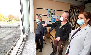 Sanierung Grundschule Langenholzhausen: Schulhausmeister Dirk Frevert (Mitte) spricht mit Bauamtsleiterin Ewa Hermann und Schulleiter Harald Hengstler über das sanierungsbedürftige Flachdach. Im Hintergrund hört der scheidende Kalletaler Bauausschussvorsitzende André Bierbaum zu, - Jens Rademacher Sanierung Grundschule Langenholzhausen: Schulhausmeister Dirk Frevert (Mitte) spricht mit Bauamtsleiterin Ewa Hermann und Schulleiter Harald Hengstler über das sanierungsbedürftige Flachdach. Im Hintergrund hört der scheidende Kalletaler Bauausschussvorsitzende André Bierbaum zu, - Jens Rademacher