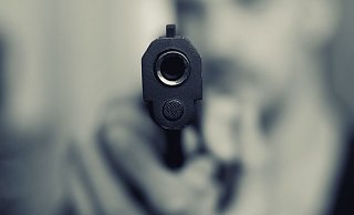 Mit einer Pistole hat der Bankräuber eine Kundin bedroht, bis ihm das Geld herausgegeben wurde. Im Nachhinein hat sich herausgestellt: Es war eine Schreckschusspistole. - Symbolfoto: Pixabay