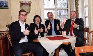 Daumen hoch: (von links) Matthias Kalkreuter, Landtagsabgeordnete Ellen Stock, Bernd Roetzel und Lars Bork. - Hans-Martin Kaup Daumen hoch: (von links) Matthias Kalkreuter, Landtagsabgeordnete Ellen Stock, Bernd Roetzel und Lars Bork. - Hans-Martin Kaup