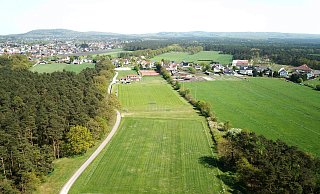 Der große Rasenplatz im Hintergrund soll in dieser Form erhalten bleiben. Der Rasenplatz im Vordergrund soll einem Kunstrasenplatz weichen. Abgabetag für die Förderung ist bereits am Montag. - Gemeinde Augustdorf
