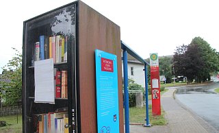 Zwischen Bushaltestelle und Schaukasten hält der offene Bücherschrank Leopoldstal, gesponsort von Westenergie, Literatur für Groß und Klein bereit. - Dieter Asbrock Zwischen Bushaltestelle und Schaukasten hält der offene Bücherschrank Leopoldstal, gesponsort von Westenergie, Literatur für Groß und Klein bereit. - Dieter Asbrock