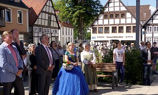 Für die große Bandbreite lippischer Kunst interessieren sich unter anderem (von links) Jürgen Berghahn (MdB, SPD), Bürgermeister Christoph Dolle, Annette Paschke-Lehmann (Landesverband Lippe), Landrat Dr. Axel Lehmann und Nelkenkönigin Melanie Schuitem. - Rudi Rudolph Für die große Bandbreite lippischer Kunst interessieren sich unter anderem (von links) Jürgen Berghahn (MdB, SPD), Bürgermeister Christoph Dolle, Annette Paschke-Lehmann (Landesverband Lippe), Landrat Dr. Axel Lehmann und Nelkenkönigin Melanie Schuitem. - Rudi Rudolph