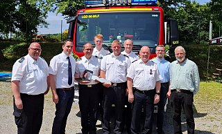 Übergabe: Wehrführer Maik Paskarbeit übergibt Einheitsführer Christoph Schröder den obligatorischen Schlüssel. - Feuerwehr Falkenhagen Übergabe: Wehrführer Maik Paskarbeit übergibt Einheitsführer Christoph Schröder den obligatorischen Schlüssel. - Feuerwehr Falkenhagen