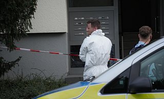 In diesem Mehrfamilienhaus in Bad Salzuflen ereignete sich am Freitag die Bluttat. - Die Blaulichtfotografen