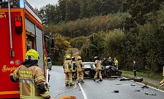 Bei einem kapitalen Crash auf der Hornschen Straße wurden am Montagmittag zwei Menschen leicht verletzt. Die Feuerwehr spricht von "Glück im Unglück". - Feuerwehr Detmold/Marco Schweiger Bei einem kapitalen Crash auf der Hornschen Straße wurden am Montagmittag zwei Menschen leicht verletzt. Die Feuerwehr spricht von "Glück im Unglück". - Feuerwehr Detmold/Marco Schweiger