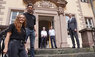 Zur Schlüsselübergabe im Schloss treffen sich (von links) Katharina Postert, Kai-Daniel Schmidt, Anja und Uwe Lesemann sowie Bürgermeister Jörg Bierwirth. - Michaela Weiße