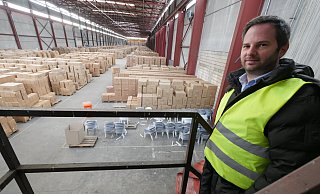 Verpackte Sitzgelegenheiten: Andreas Menke, einer der beiden Geschäftsführer von CLP Trading, zeigt die in einer Halle auf dem Ex-Hornitex-Gelände gelagerten Möbel - Jost Wolf