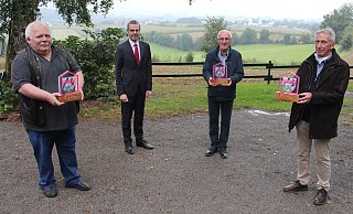 Bürgermeister Jörg Bierwirth (2. von links) gratuliert den Preisträgern des Heimatpreises Ralf Krüger (von links, Heimat- und Verkehrsverein Lothe), Detlef Hundt (Förderverein Schloss und Schlosspark Schieder) und Ulrich Opel (Heimatverein Schieder). - Michaela Weiße(LZ)