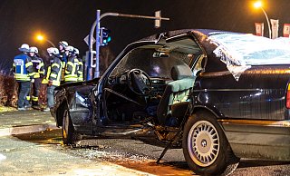 Der BMW wurde schwer beschädigt. - Freitag Medien Gruppe Der BMW wurde schwer beschädigt. - Freitag Medien Gruppe