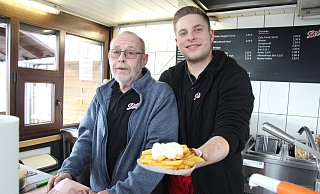 Kurt Schildmann (links) und Nico Schulz sind bei „Litti’s Grill" in Leopoldshöhe für die Zubereitung der knusprigen Fritten zuständig. - Kirsten Fuhrmann