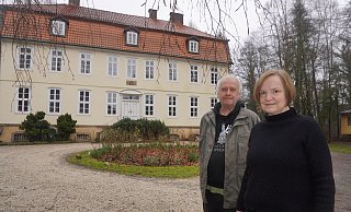 Sigrun Brunsiek und Josef Spiegel haben das Wasserschloss in Reelkirchen vor zehn Jahren gekauft und einen gemeinnützigen Verein zur Erhaltung und kulturellen Nutzung gegründet. - Michaela Weiße Sigrun Brunsiek und Josef Spiegel haben das Wasserschloss in Reelkirchen vor zehn Jahren gekauft und einen gemeinnützigen Verein zur Erhaltung und kulturellen Nutzung gegründet. - Michaela Weiße