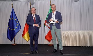 NRW-Ministerpräsident Armin Laschet hat den Lagenser Viktor Krieger mit der Rettungsmedaille des Landes ausgezeichnet. - Land NRW / Günther Ortmann NRW-Ministerpräsident Armin Laschet hat den Lagenser Viktor Krieger mit der Rettungsmedaille des Landes ausgezeichnet. - Land NRW / Günther Ortmann