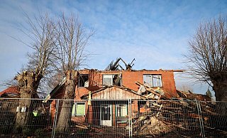 Ein Zaun der Landespolizei Schleswig-Holstein sichert das abgebrannte Haus, in dem zwei junge Menschen ums leben kamen. - Christian Charisius/dpa Ein Zaun der Landespolizei Schleswig-Holstein sichert das abgebrannte Haus, in dem zwei junge Menschen ums leben kamen. - Christian Charisius/dpa