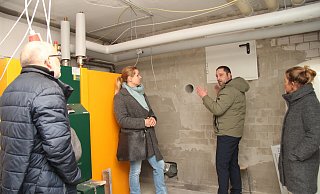 SPD-Politiker Manfred Rehse (von links), Bauamtsleiterin Ewa Hermann, Bauleiter Nikolai Stoll und Schulleiterin Irina Müller stehen im Heizungsraum. Hinter der Wand befindet sich das Holzpellet-Lager. - Nadine Uphoff SPD-Politiker Manfred Rehse (von links), Bauamtsleiterin Ewa Hermann, Bauleiter Nikolai Stoll und Schulleiterin Irina Müller stehen im Heizungsraum. Hinter der Wand befindet sich das Holzpellet-Lager. - Nadine Uphoff