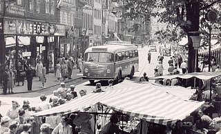 Der Detmolder Wochenmarkt sorgte schon immer für regen Andrang. Hier ein Bild vom Marktplatz aus dem Jahr 1955. - Stadtarchiv Detmold Der Detmolder Wochenmarkt sorgte schon immer für regen Andrang. Hier ein Bild vom Marktplatz aus dem Jahr 1955. - Stadtarchiv Detmold