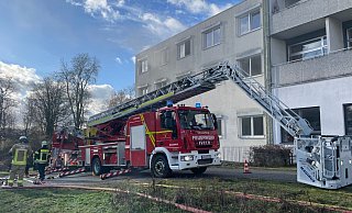 Das Feuer ist gelöscht, die Einsatzkräfte müssen die Fassade des Gebäudes aufreißen, um auf mögliche Glutnester prüfen zu können. - FreitagTV/Stock