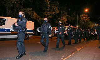 Das Camp von Klimaaktivisten in Aachen wird von Polizisten umstellt. - Foto: Ralf Roeger/dpa