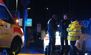 Die Polizei sichert Spuren des Unfalls auf dem Südring in Bielefeld. - Paul Brinkmann Die Polizei sichert Spuren des Unfalls auf dem Südring in Bielefeld. - Paul Brinkmann