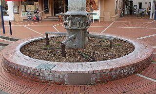 Ohne Wasser: Der Ziegelerbrunnen ist derzeit noch mit Erde und Mulch befüllt. - Sandra Castrup