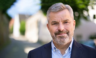 Dirk Becker (54) ist Diplom-Verwaltungsfachwirt und Bürgermeister.Hier geht's zur Homestory mit dem Kandidaten. - SPD