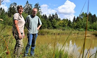 Susanne Hoffmann (Landesverband Lippe) und Matthias Füller (Bio-Station Lippe) begutachten das Gewässer im Schwalenberger Wald. - Greta Wiedemeier Susanne Hoffmann (Landesverband Lippe) und Matthias Füller (Bio-Station Lippe) begutachten das Gewässer im Schwalenberger Wald. - Greta Wiedemeier
